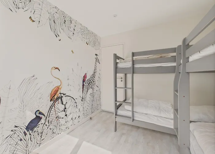 180m De La 4 Adultes - 4 Enfants Appartement